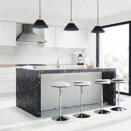 Küche mit schwarzem Marmortisch in Bad Ischl im Salzkammergut